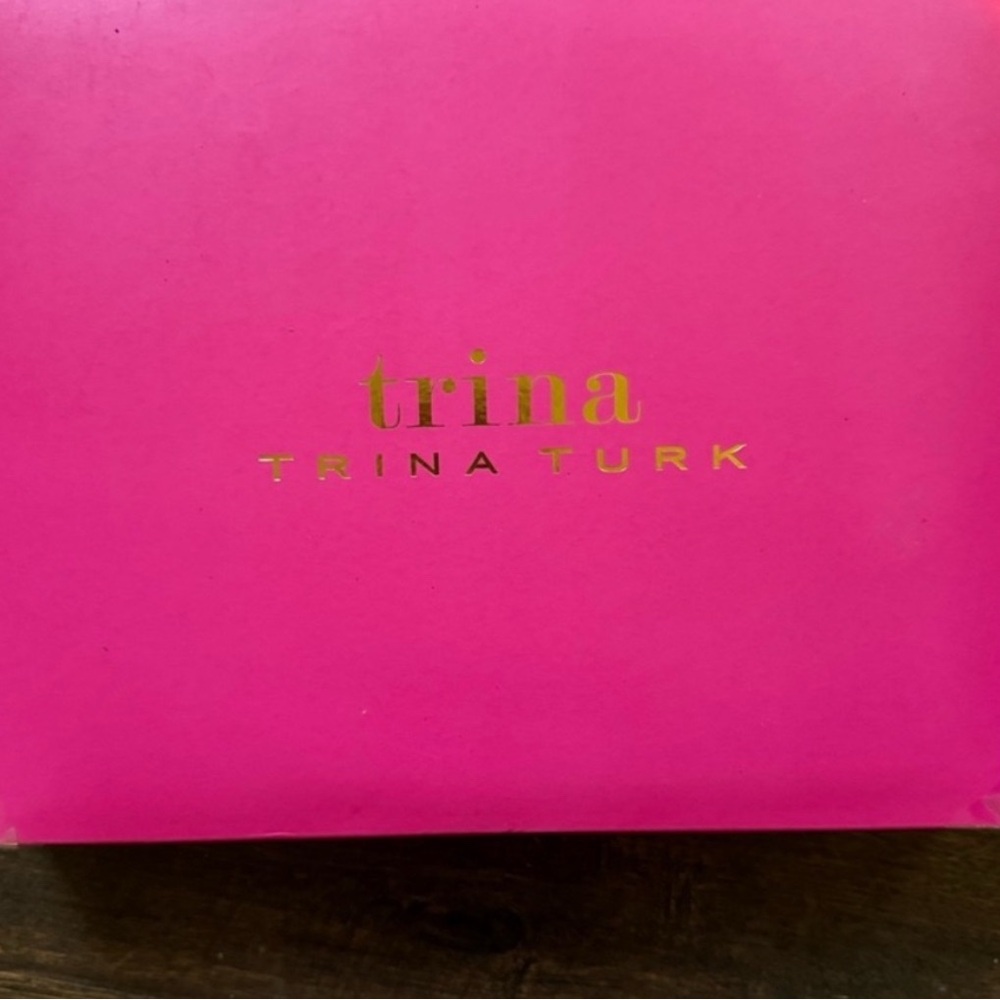 Trina Turk Gold Travel Set - Passport Holder & Star Keychain
NWT IN BOX - Picture 5 of 5